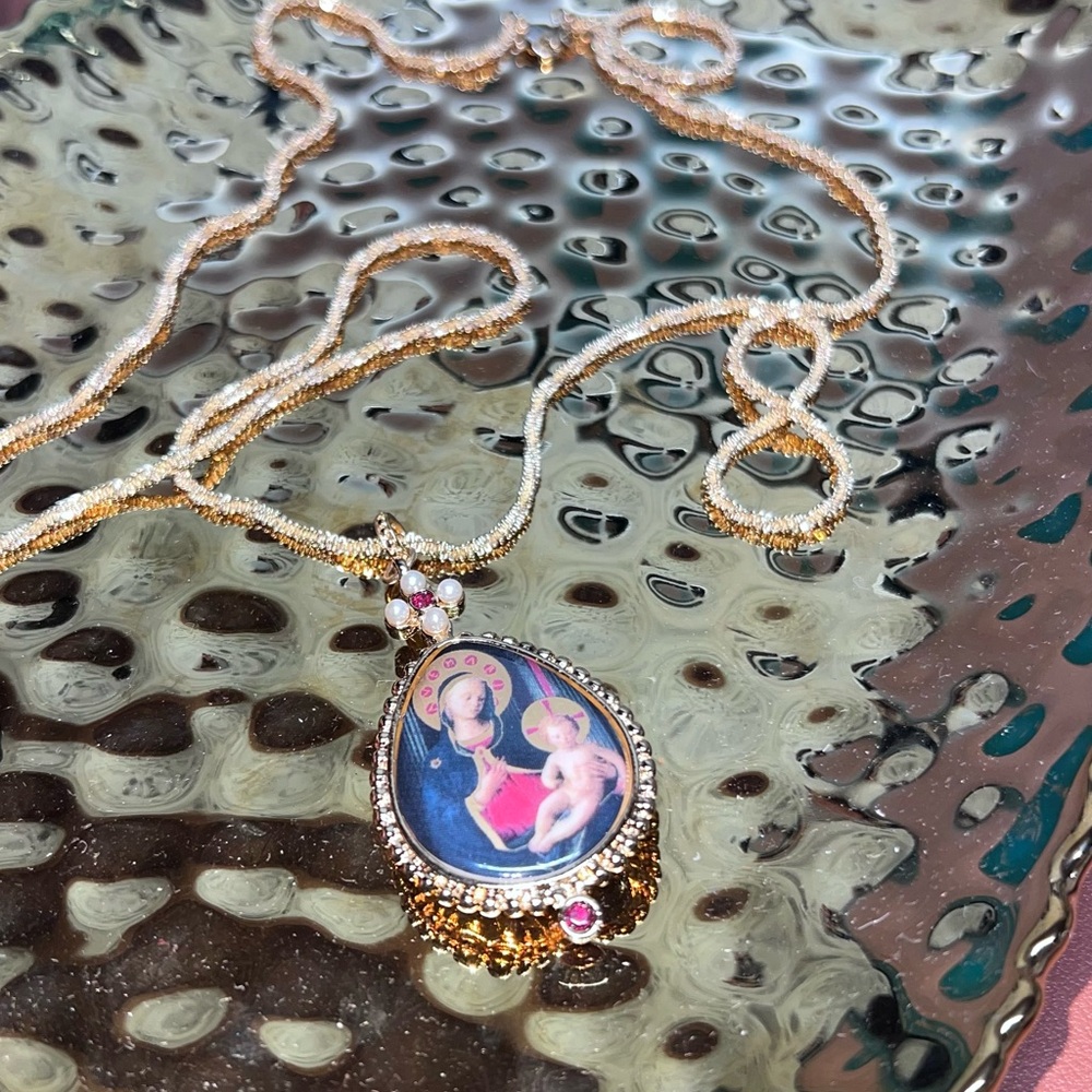 Vintage Avon Madonna & Child Pendant Necklace Gold Tone Religious Jewelry